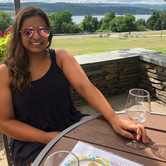 Meet your Posher, Melissa - Picture 2 of 5